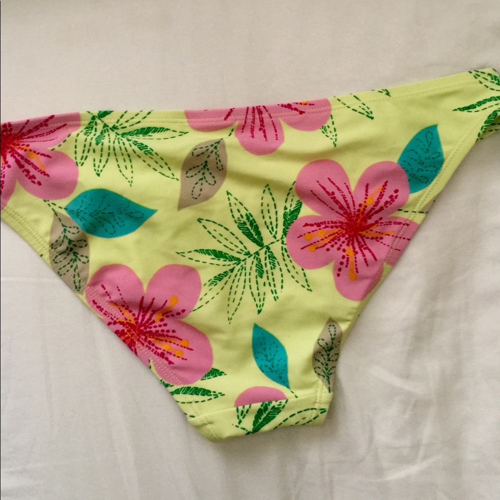 Pretty bikini 👙 bottoms🌸 - Picture 3 of 5